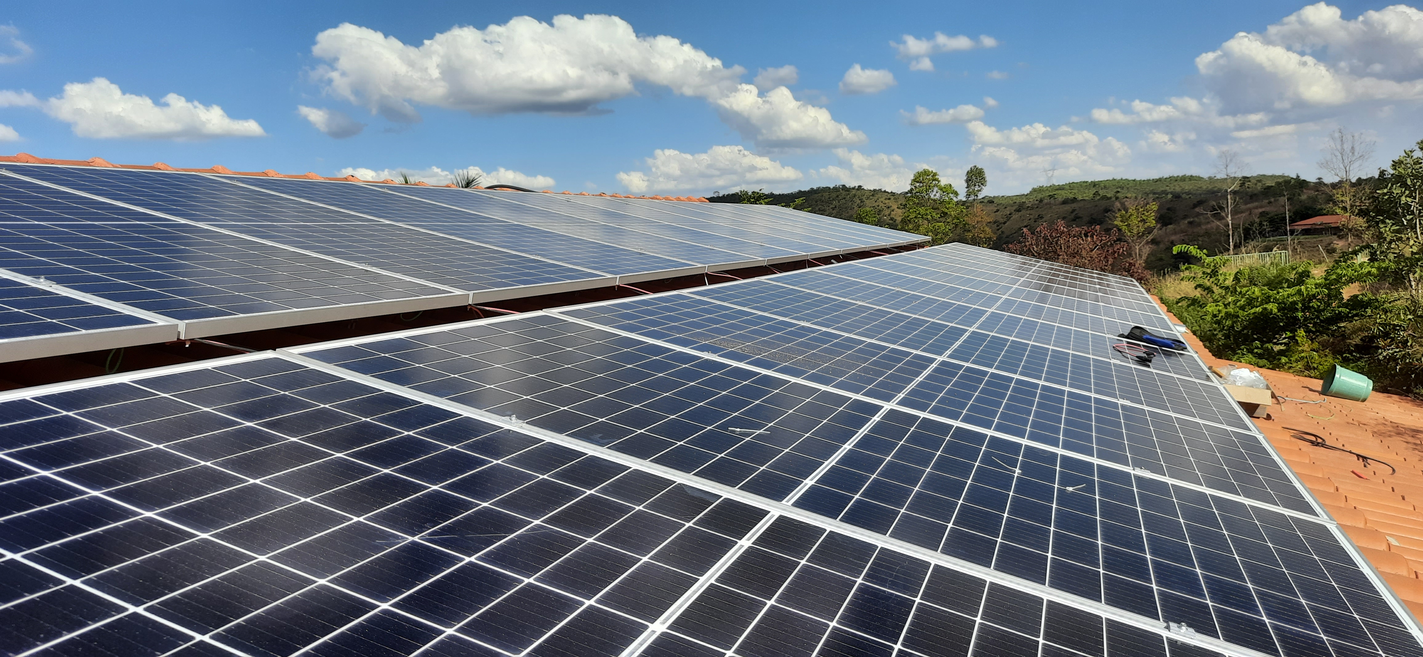 Painéis solares instalados no telhado